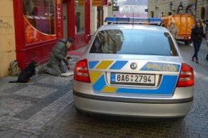 beggar-is-begging-police-not-to-kick-him-out-from-the-center